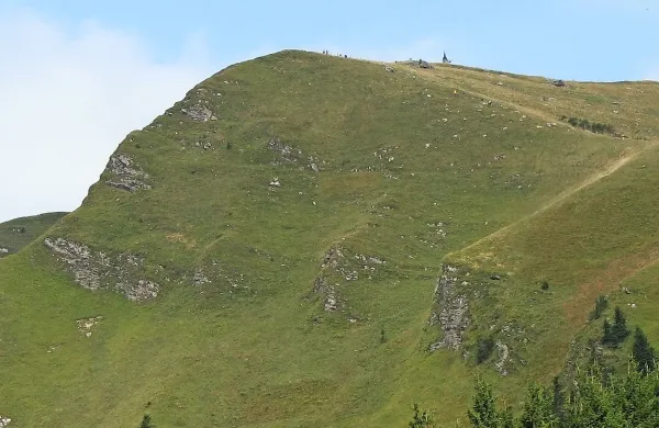 Šest udeležencev gorskega maratona so morali zaradi podhladitve ogreti in pospremiti s Porezna do reševalnega 
vozila v Podbrdu.