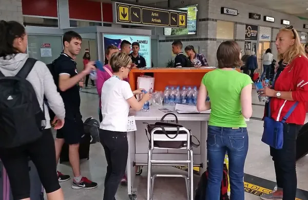 Košarkarji in košarkarice iz romunske Craiove in Albe Iulie so 
prek tržaškega letališča prvi prispeli v Slovenijo.