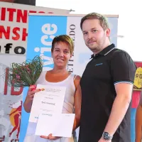 Zmagovalka Tjaša Stranščak z direktorjem Primorskih novic 
Rokom Hladnikom.