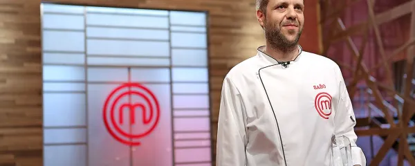 Zadovoljni Sašo Miljuševič s pokalom za prvega slovenskega 
MasterChefa.