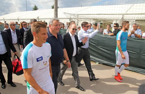 Princ Albert II pred &scaron;tiritisočglavo množico