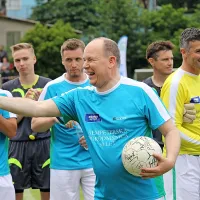 Princ Albert II pred &scaron;tiritisočglavo množico