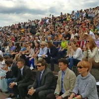 Princ Albert II pred &scaron;tiritisočglavo množico