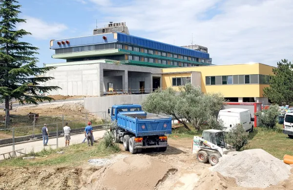 Novi urgentni center je že odet v rumeno fasado, sivi del pa je 
namenjen za reševalna vozila. 