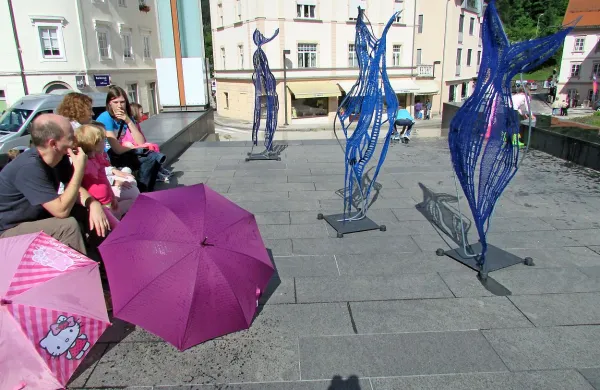 Idrijske gospodične - klekljane skulpture - so preživele tudi 
dež.