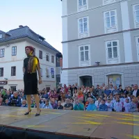 Modne dodatke projekta Bodi edinstvena v Evropi so na  
modni reviji predstavile čipkarice in učiteljice same.