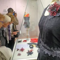 Odgovora na vprašanje, kako čipki utreti pot v visoko modo, 
na okrogli mizi niso našli. A čipka že kraljuje med modnimi 
dodatki, ki so bili v središču zanimanja velikega mednarodnega projekta. 