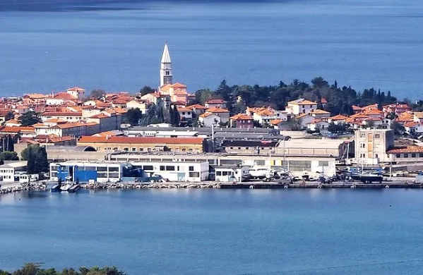 Združenje za energetsko neodvisnost Slovenije   Izoli  predlaga projekt ogrevanja z morjem.  