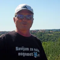 Josip Kodarin, predsednik KS Boršt, si je štiri leta prizadeval, 
da bi krajani imeli boljši signal. Ko je Telekom namestil 
mobilno anteno, pa je civilna iniciativa zbrala 129 podpisov 
proti anteni. 