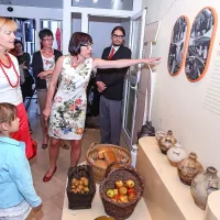 Razstavo Srečanje lakote in izobilja v Etnološki zbirki Pokrajinskega muzeja Koper je zasnovala kustodinja Tina 
Novak Pucer, ki je obiskovalce tudi popeljala po razstavi.