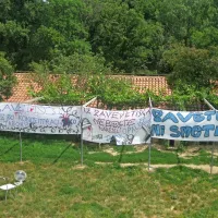 Ob azilu še vedno visijo petkovi protestni transparenti.