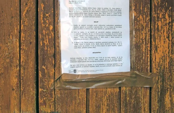 Inšpekcijsko obvestilo v Zlatičevi ulici.