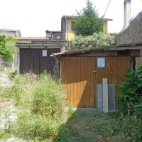 Inšpektor je ugotovil, da sta tudi garaži v Zlatičevi ulici v 
centru mesta na javni površini ter lastnike pozval, naj ju 
odstranijo.
