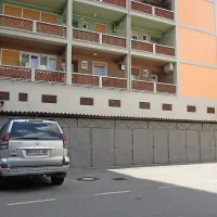 Pred časom so se na seznamu garaž, ki naj bi jih odstranili, 
znašle tudi garaže na Tomažičevem trgu, a so te še vedno 
tam,  kjer stojijo že desetletja. 