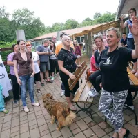 Andreja Bogataj Krivec (v ospredju) je odločena, da s koprsko Komunalo ne bo sodelovala. Cel 
vikend so iz zavetišča pospešeno vozili pse, da bo Komunala prevzela zavetišče brez živali.

