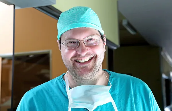 Marko Macura: “Med rekonstrukcijo vezi vanjo vstavimo 
implant - posebne vrste vzmet skozi vijak, ki drži križno vez, 
da se ta lahko zaraste.” 