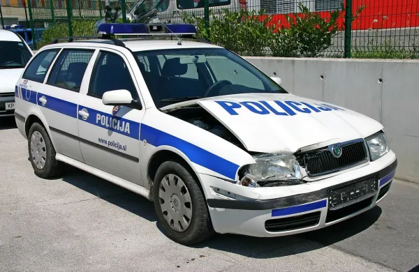 17-letnik je z vso silo trčil v prednji del policijskega vozila. 
Fotografija je simbolična.