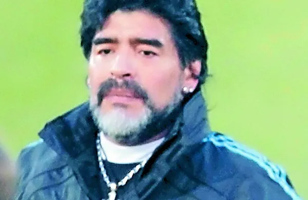 Konkretno je Maradona o svojih načrtih za kandidaturo 
obvestil prijatelja, največjega radijskega reporterja v Južni 
Ameriki, urugvajskega novinarja in pisca Victorja Huga 
Moralesa, ki je prek družabnih omrežij sporočil, da mu je 
Maradona sam povedal, da se bo potegoval za mesto 
predsednika Fife, in mu naročil, naj o tem pove naprej.