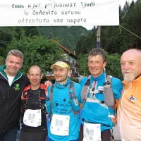 Junaki stokilometskega teka (s startnimi številkami, z leve 
domačin Martin Štendler, Ivan Hrastovec in Toni Vencelj v 
družbi direktorja tekem v Podbrdu, Jožeta Dakskoblerja 
(desno).