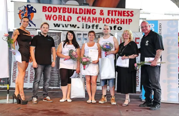 Skupna fotografija ob zaključku akcije Novo telo do poletja 2015 (z leve): trenerka Karin 
Madžarovič iz California Fitnessa Koper, direktor PN Rok Hladnik, prostovoljci akcije Petra 
Kraner, Tjaša Stranščak in Edi terzić, novinarka PN, ki je akcijo vodila Jasna Arko in glavni 
trener ter lastnik California Fitnessa Koper Duško Madžarovič.