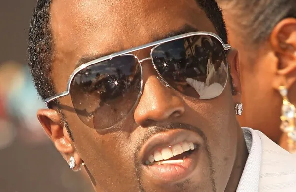 Ameriški glasbenik in podjetnik Sean Combs, bolj znan po 
umetniškem imenu P Diddy, je bil v ponedeljek aretiran v na 
kalifornijski univerzi v Los Angelesu, ker naj bi napadel 
trenerja svojega sina z utežjo.

