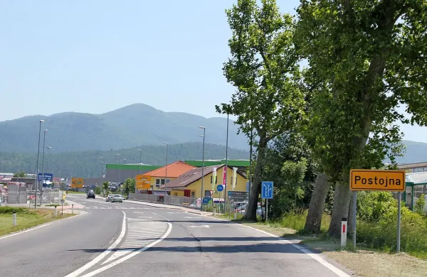 Razburjenje, ki ga je med postojnskimi vozniki pred dnevi 
povzročil radar pri vrtnarji ob vstopu v mesto iz smeri 
Razdrtega, se še ni poleglo.