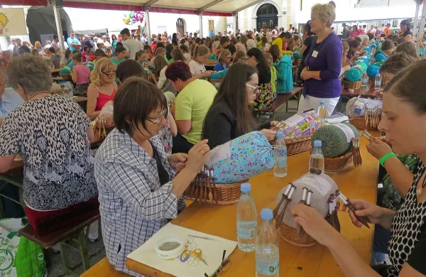 Kar 169 veščih in pogumnih tekmovalcev na državnem  klekljarskem tekmovanju čipkarstvu 
obeta lepo prihodnost.