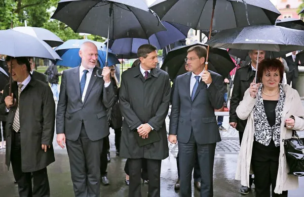 V enaki meri gre za to, da si spomenik zaslužijo mrtvi, kot za 
to, da ga potrebujemo živi. Gre za spomin in opomin, je na 
današnji slovesnosti ob odprtju postavitvenega prostora za 
spomenik vsem žrtvam vojn dejal predsednik republike Borut 
Pahor.