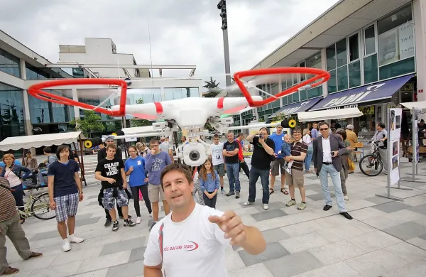 Nedolžen multikopter, ki so ga nedavno predstavili  na Dnevu 
tehniče kulture v Novi Gorici je daleč o najbolj dovršenih 
brezpilotnih vojaških letal. Pestrosti letalnikov brez pilota na 
krovu bi se morala prilagoditi tudi zakonodaja.   