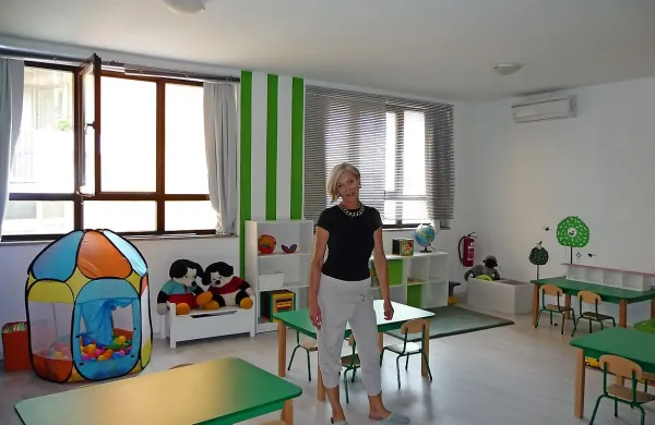 Direktorica in lastnica zasebnega vrtca Mali mehurčki Vesna 
Potecin v eni od prostornih in svetlih igralnic. Vpisujejo otroke 
vseh starosti.   