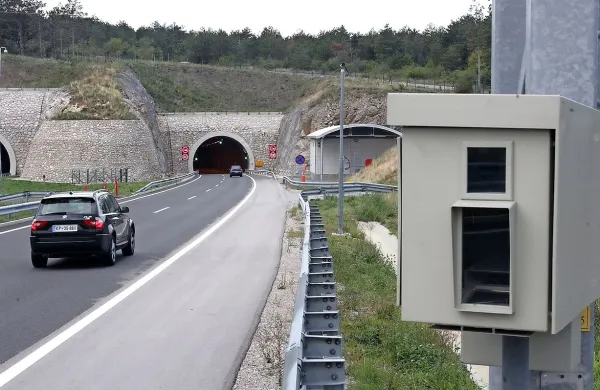 Policisti so na naših avtocestah doslej merili hitrosti s 
klasičnimi stacionarnimi radarji, ki jih selijo po 18 ohišjih. 