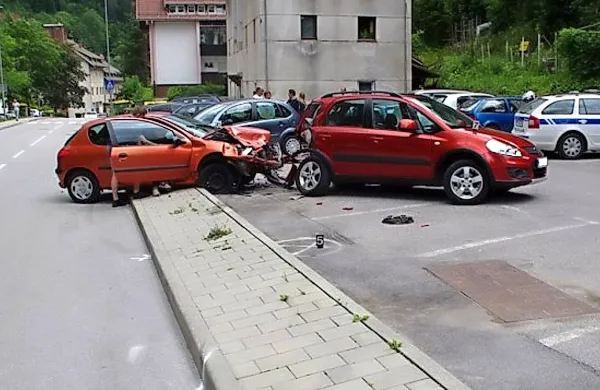 Avtomobil staršev in še dva je mladoletni voznik povsem 
uničil.