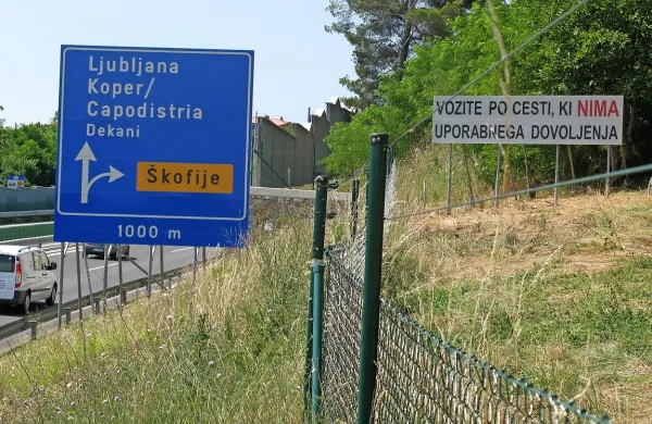 Skupino Pakistancev, ki so hodili peš po hitri cesti proti 
Kopru, so vozniki opazili v nedeljo ponoči okoli 2.40. 