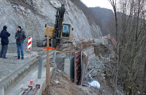 Opaža, težka skoraj tono in pol, sta 2. februarja leta 2011 pod seboj pokopala 60-letnega 
delavca.