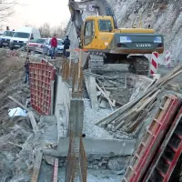 Trojica iz okolice Nove Goric je obtožena ogrožanja varnosti 
pri delu, ker naj bi, po mnenju tožilstva, dovolila neustrezno 
deponiranje opažev.  