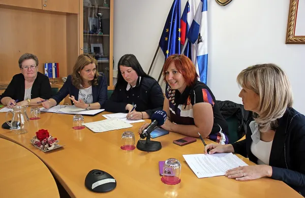 Pri organizaciji koncerta so na pobudo Alenke Bevčič (na 
fotografiji druga z desne) združili moči predstavniki različnih 
organizacij. 