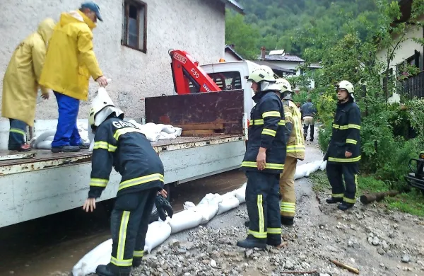 Dovolj je bil naliv, da so imeli tolminski in šempetrski gasilci 
polne roke dela. 