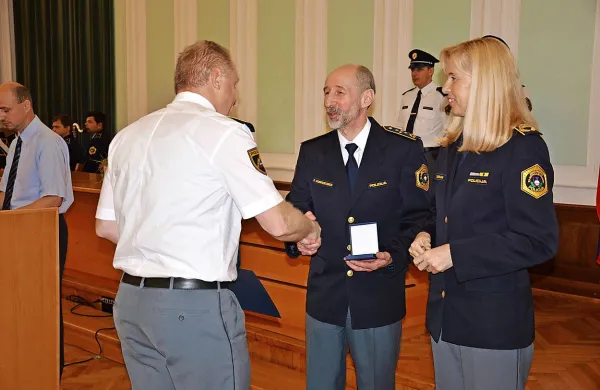 Zlati ščit je  prejel tudi  Evgen Govekar, vodja sektorja 
uniformirane policije  na novogoriški policijski upravi. Čestitala sta mu direktor  uprave Fabjan Kontestabile in namestnica generalnega direktorja policije Tatjana Bobnar. 