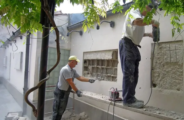 Delavci so na stene v lapidariju namestili številne muzejske 
predmete.