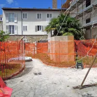 Med gradbenimi deli na fasadi so zaščitili kipe v lapidariju.