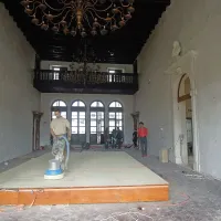 V glavni dvorani so delavci pobrusili leseni oder.