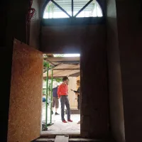 Med obnavljanjem vrat, ki vodijo v lapidarij, muzej varujejo 
nadomestna.