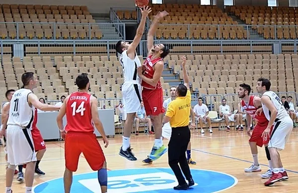 Košarkarji univerze iz Bologne (v rdečem) so premagali 
moštvo Zagreba z 82:61 in se uvrstili v četrtfinale.
