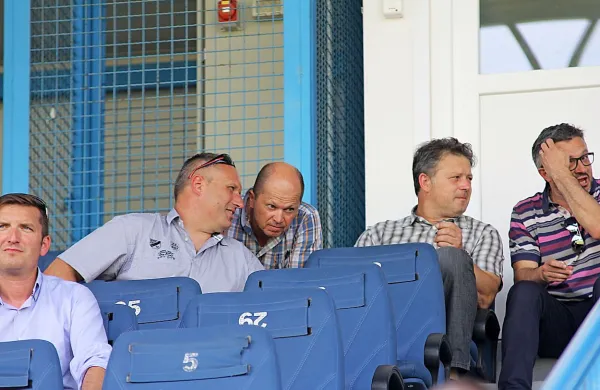 Predsednik ND Gorica Hari Arčon (drugi z leve) se je s 
sodelavci že takoj znašel pred visokimi ovirami.