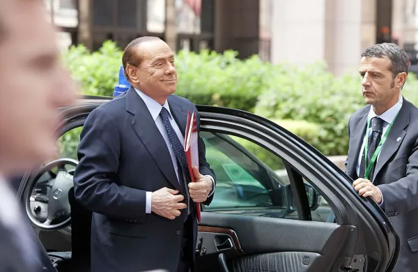 Tožilstvo za Silvia Berlusconija zahteva pet let zapora zaradi 
podkupovanja nekdanjega levičarskega senatorja Sergia De 
Gregoria leta 2006.