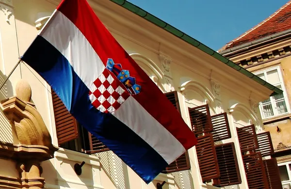 “Delavcem bomo v treh mesecih zagotovili minimalno plačo, 
delodajalcem pa omogočali, da poskusijo nadaljevati poslovanje in se izognejo stečaju. Jasno je, da delavci, ki nimajo 
plač, nimajo niti motiva, da bi nadaljevali z delom”, je dejal 
hrvaški minister za delo in pokojninski sistem Mirando Mrsić 
na današnji vladni seji.