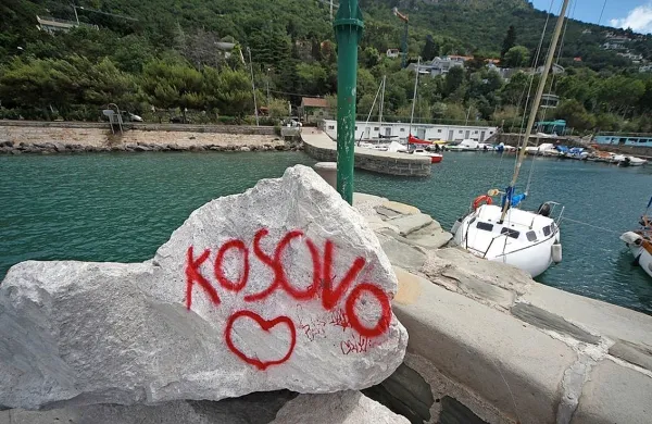 Tako so rojaki Gazmenda Muqe popisali skale na plaži Topolini v Barkovljah.