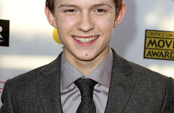 Vlogo bo v novem filmu studiev Marvel in Sonny Pictures 
prevzel britanski igralec Tom Holland. 

