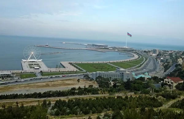 Baku, v ozadju na koncu polotoka eno od prizorišč prvih Evropskih iger.