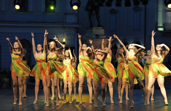 &Scaron;esto plesalcev vabi na 11. Festival plesa